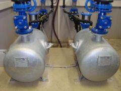 Arbeitsbehälter mit Armaturen einer pneumatischen Abwasserhebeanlage