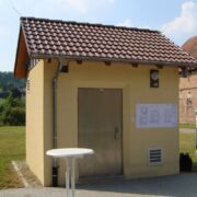 Hochbauteil eines pneumatischen Abwasserpumpwerks