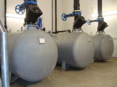 Pneumatische Abwasserförderung - Arbeitsbehälter mit Armaturen