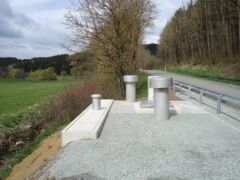Pneumatische Abwasserförderung - Ausblasschalldämpfer und Lüftungsrohre eines Druckluftpumpwerkes in Bayern